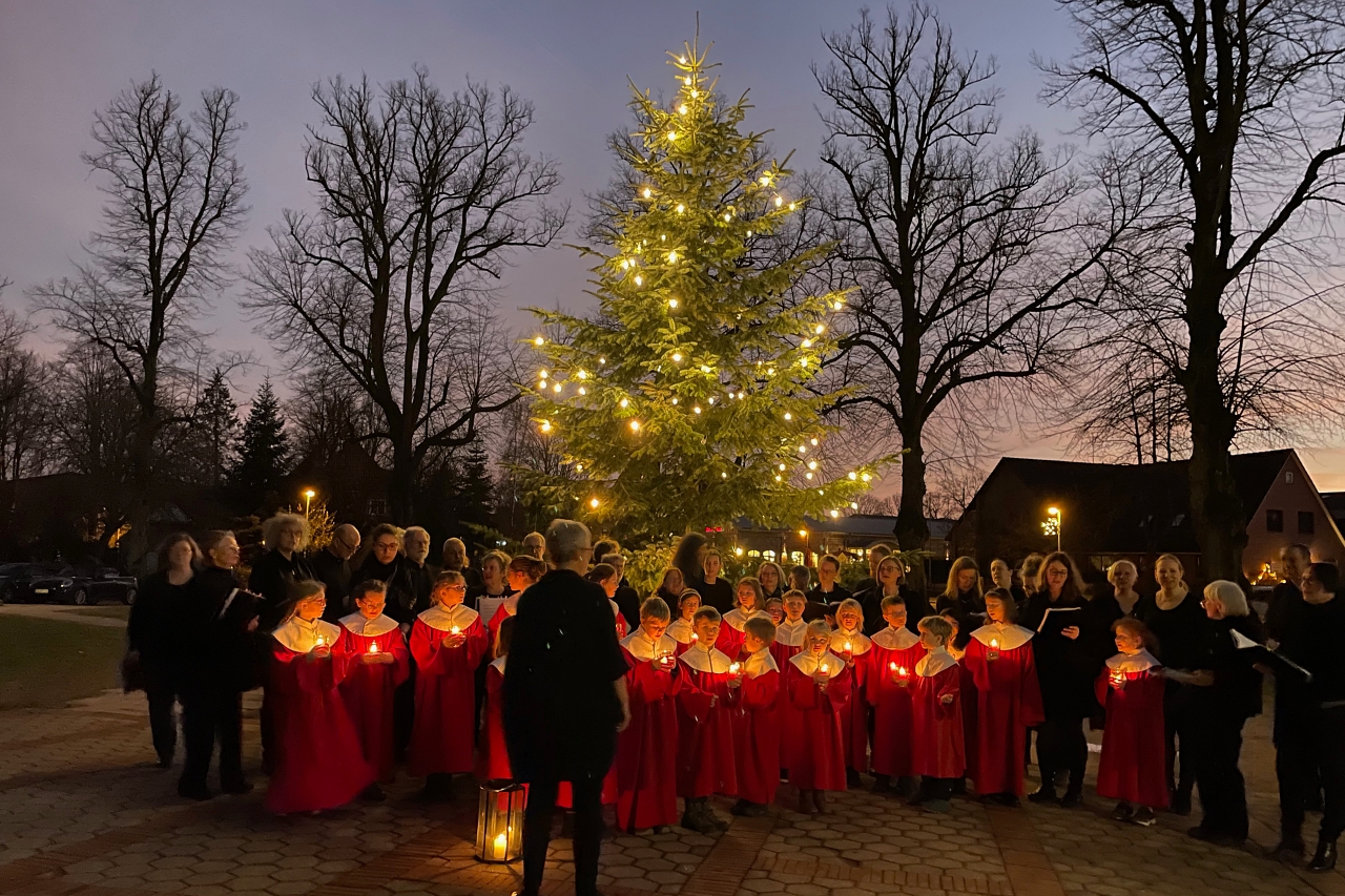 Kantorei und Jonachöre zur Musik im Kerzenschein 2023 - Foto © Katrin Balters